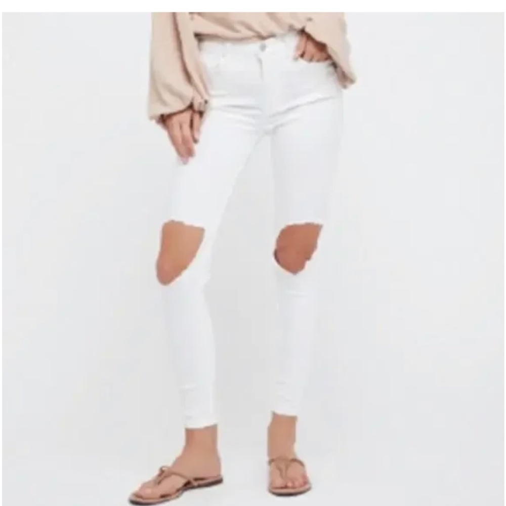Free People super distressed skinny jeans in stark white.‎ NWT. Retail 78